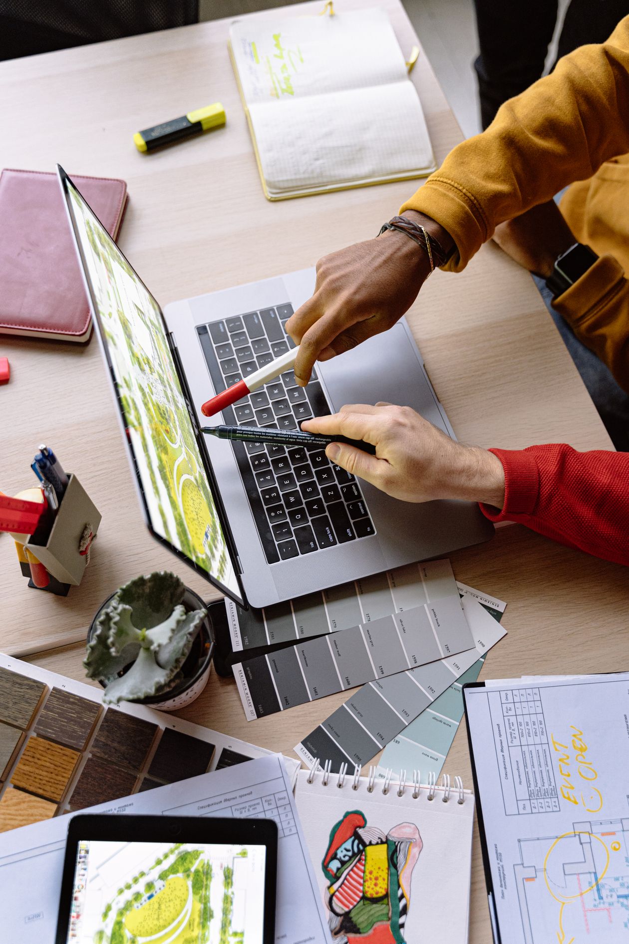 Diseñadores trabajando con muestras de color y un computador